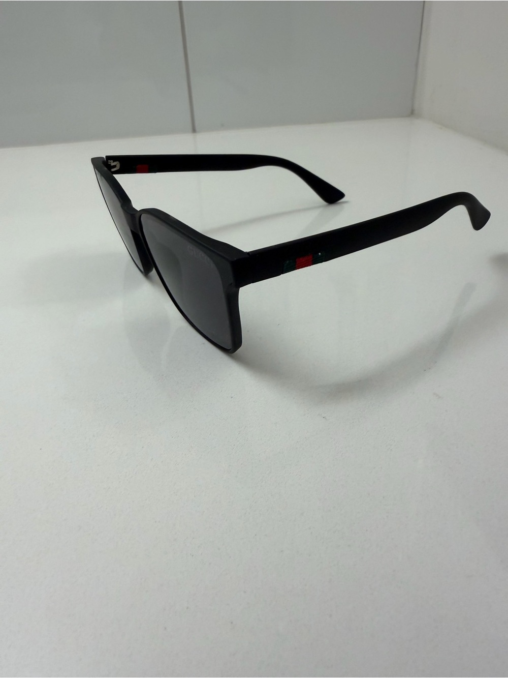 Gucci Black Square Sunglasses with Green & Red Web Stripe - Picture 2 of 12